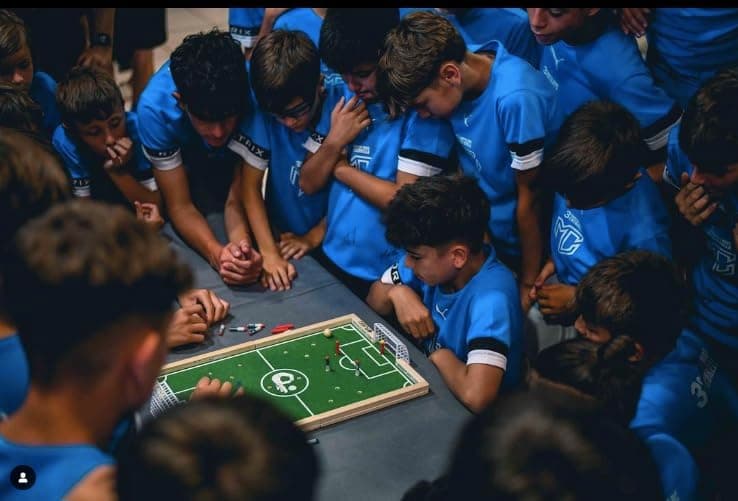 PLAKKS Tischfussball Brettspiel für alle Altersgruppen | Holzspiel | Lern- und Geschicklichkeitsspiele | Kreatives Famil